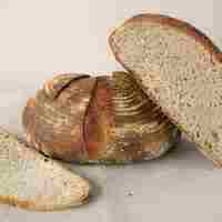 Bochenek świeżego chleba